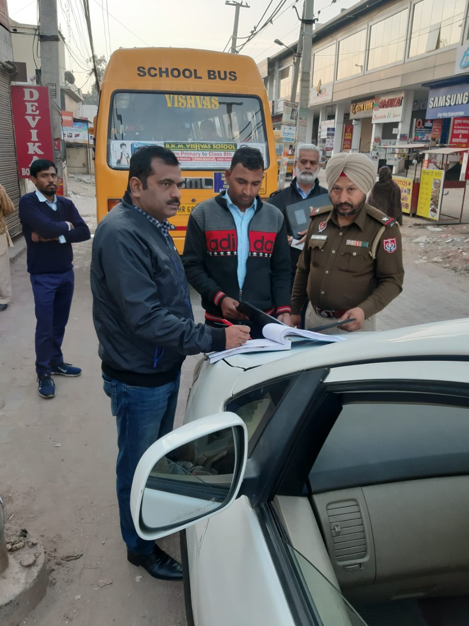 निर्धारित नियमों का पालन न करने वाले संदिग्ध स्कूली वाहनों के विरुद्ध राज्य स्तरीय मुहिम का आज दूसरा दिन